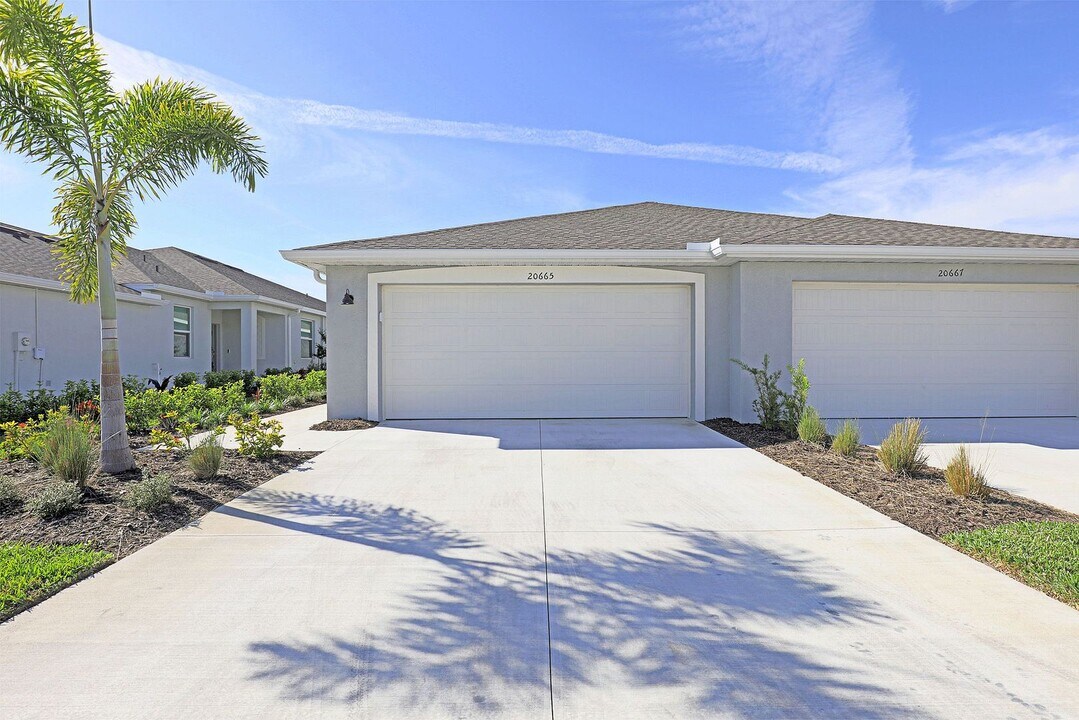 20665 Hazelnut Ct in Lehigh Acres, FL - Building Photo