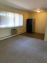 The Niche at Roman Gardens in Lindenhurst, NY - Foto de edificio - Building Photo