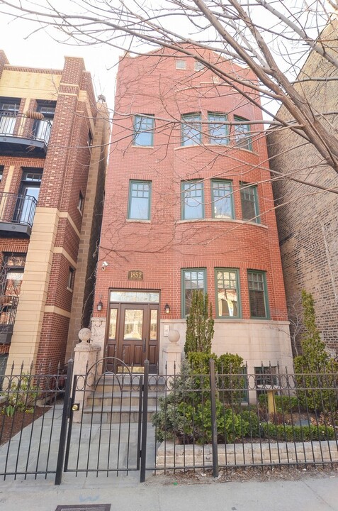 1852 N Halsted St in Chicago, IL - Building Photo