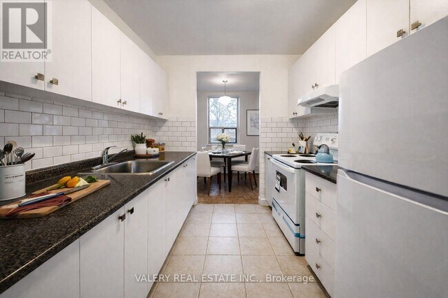 815 Kennedy Rd in Toronto, ON - Building Photo - Building Photo