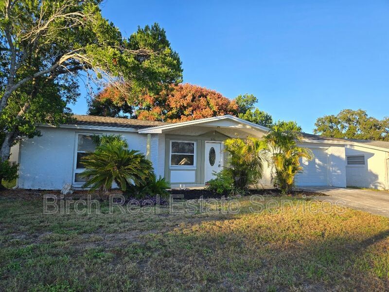 6111 1st Ave in New Port Richey, FL - Building Photo