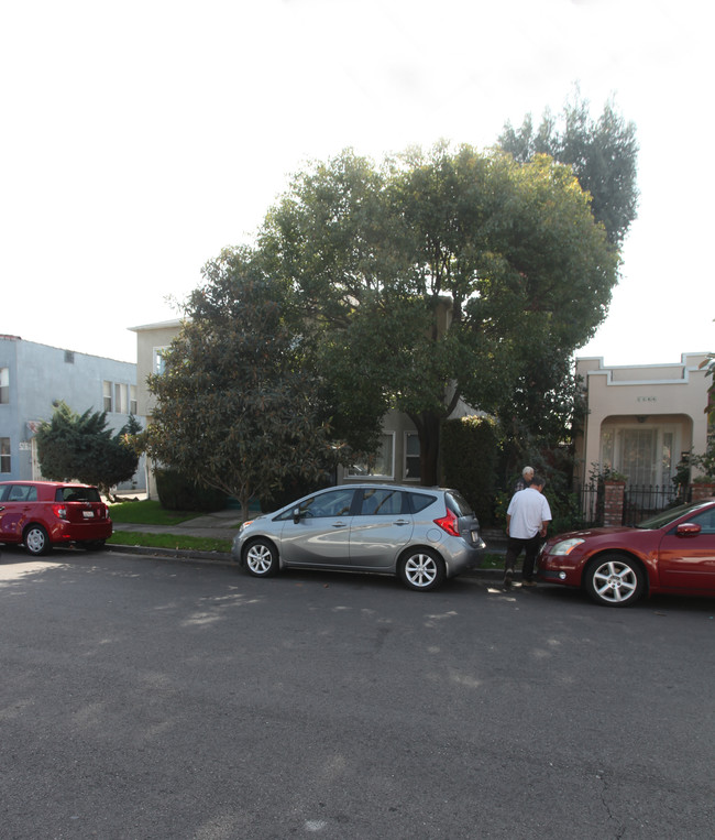 5240 De Longpr Ave in Los Angeles, CA - Foto de edificio - Building Photo