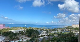 750 N Tamiami Trl, Unit 1005 in Sarasota, FL - Building Photo