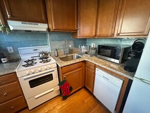 83 Trowbridge St, Unit 1054-2F in Cambridge, MA - Building Photo - Building Photo