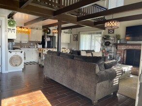 24441 Oaktree Ct in Tehachapi, CA - Foto de edificio - Building Photo