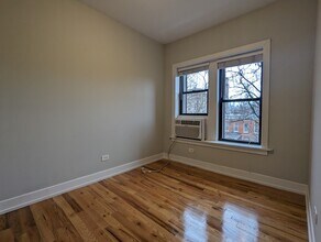 556 W Arlington Pl, Unit 303 in Chicago, IL - Foto de edificio - Building Photo