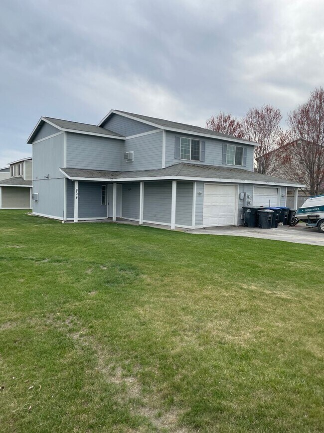 property at 804 NW Sunburst Ct