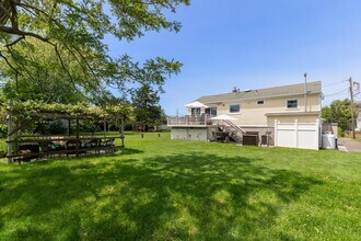 30 Willow St in Riverhead, NY - Foto de edificio - Building Photo