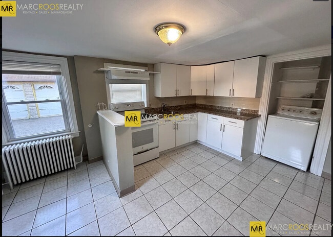 44 Jefferson St, Unit B in Newton, MA - Foto de edificio - Building Photo