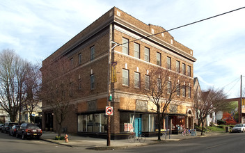 Queen Jeanette Apartments in Portland, OR - Building Photo - Building Photo