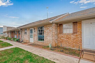 1110 W Tri Oaks Ln, Unit 157 in Houston, TX - Building Photo - Building Photo