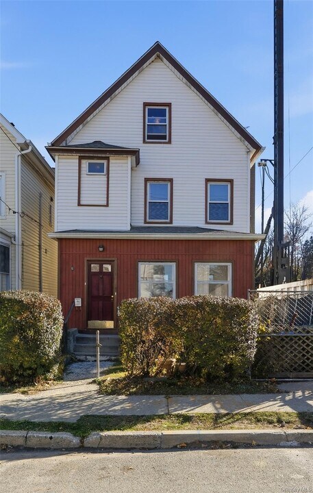 226 Fourth Ave in Pelham, NY - Building Photo