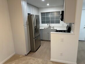 5515 Canoga Ave, Unit 221 in Los Angeles, CA - Building Photo - Building Photo