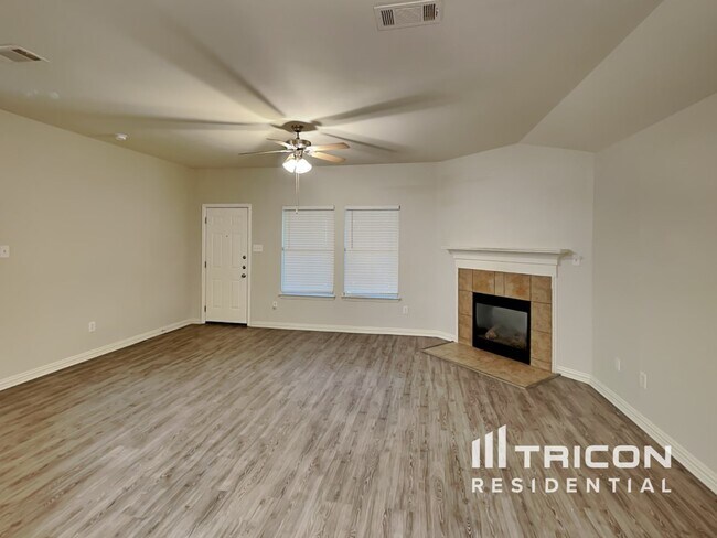 607 Pewitt Ln in Lancaster, TX - Foto de edificio - Building Photo