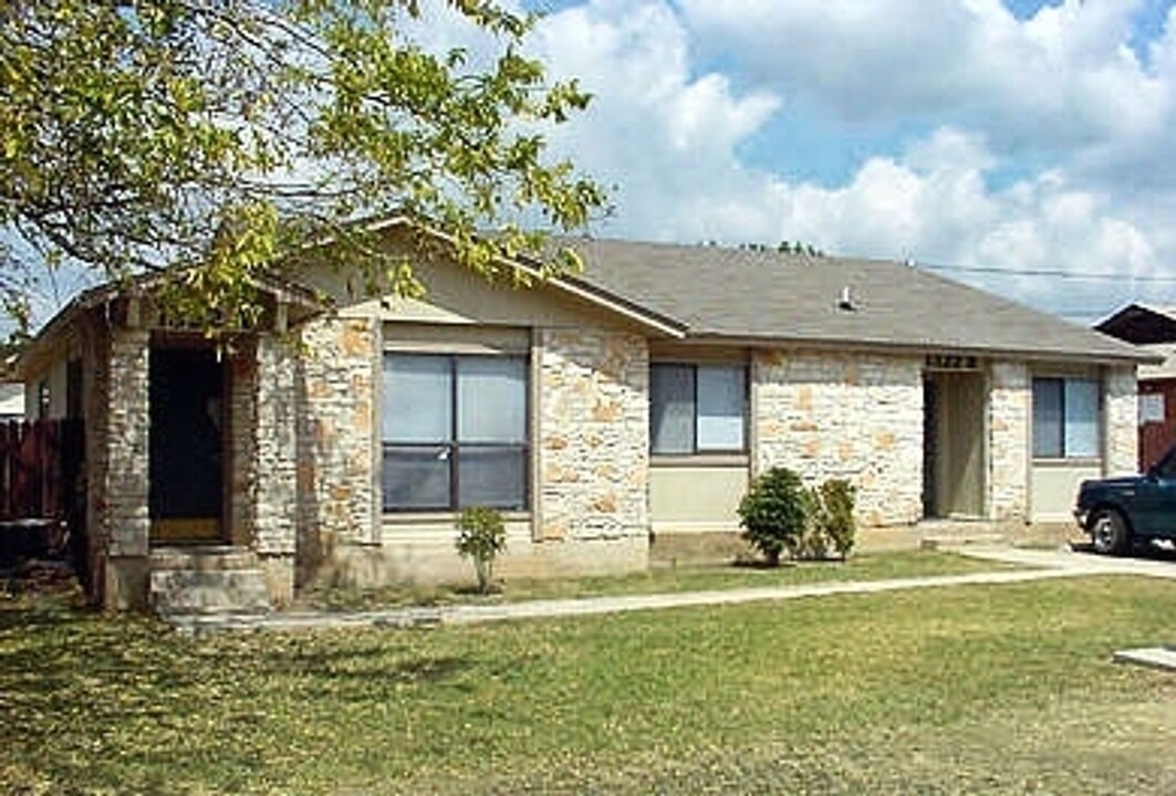 1322 Marlton St in San Marcos, TX - Building Photo