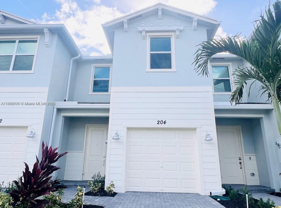 204 SE Woodbark St in Port St. Lucie, FL - Building Photo