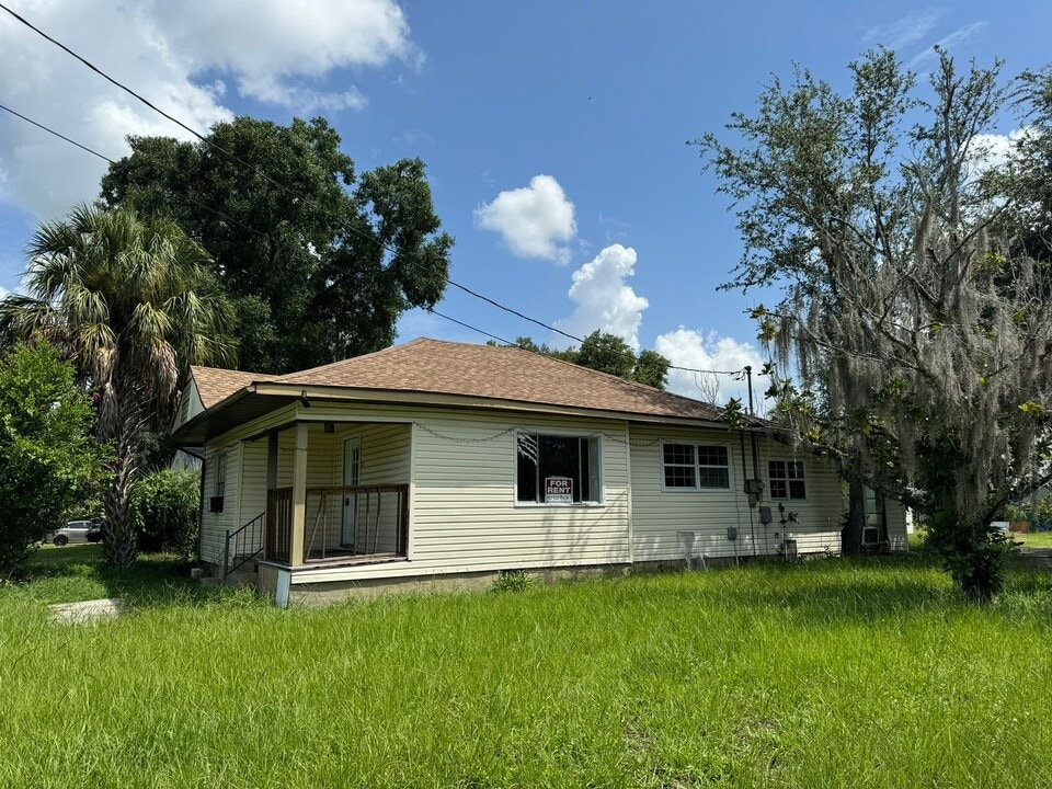 5232 5th St in Zephyrhills, FL - Building Photo