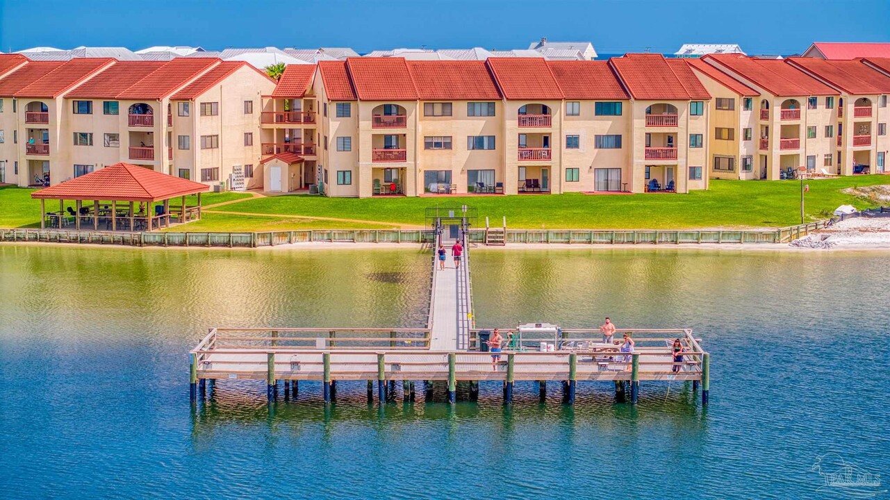 7453 Sunset Harbor Dr in Navarre, FL - Foto de edificio