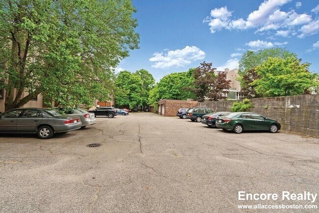 11 Stearns Rd, Unit 1 in Brookline, MA - Foto de edificio - Building Photo