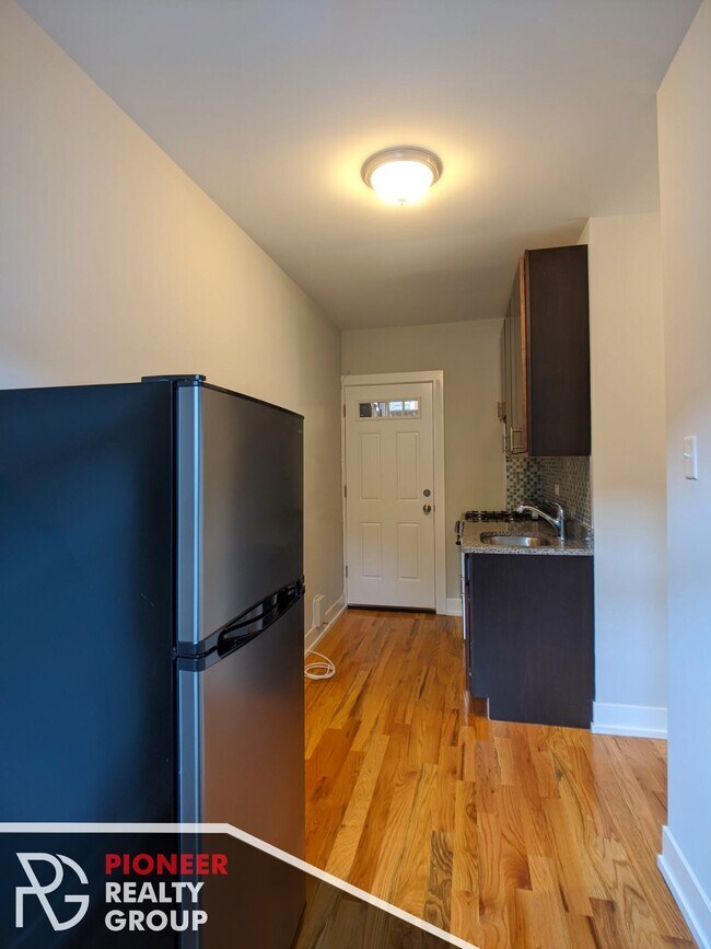 908 W George St, Unit W2 in Chicago, IL - Building Photo - Building Photo
