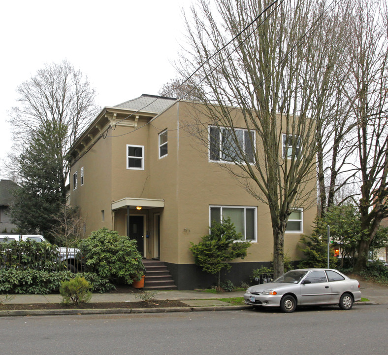 2131 NW Davis St in Portland, OR - Building Photo