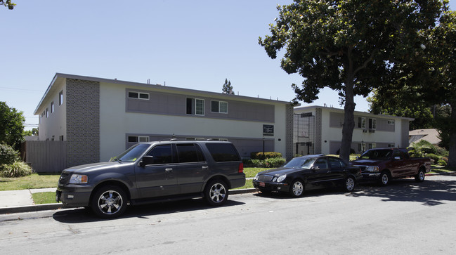 Courtyard Square Apartments in Anaheim, CA - Building Photo - Building Photo