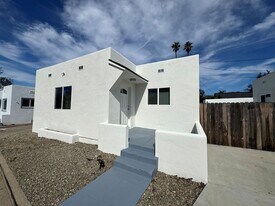 453-457 Hurst Ave in Ventura, CA - Building Photo