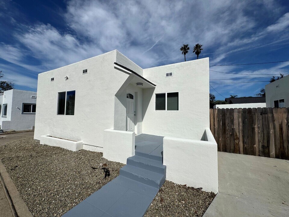 453-457 Hurst Ave in Ventura, CA - Building Photo