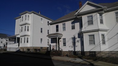 582 Cambridge St in Fall River, MA - Foto de edificio - Building Photo