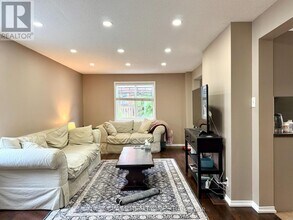 13 Benjamin Ln in Barrie, ON - Building Photo - Building Photo