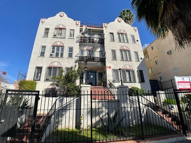 316 S Berendo St, Unit 109