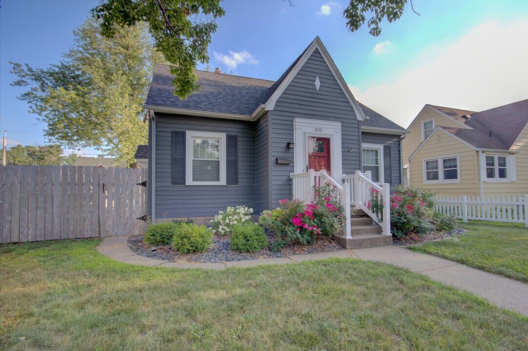 835 Jones St in Bettendorf, IA - Building Photo