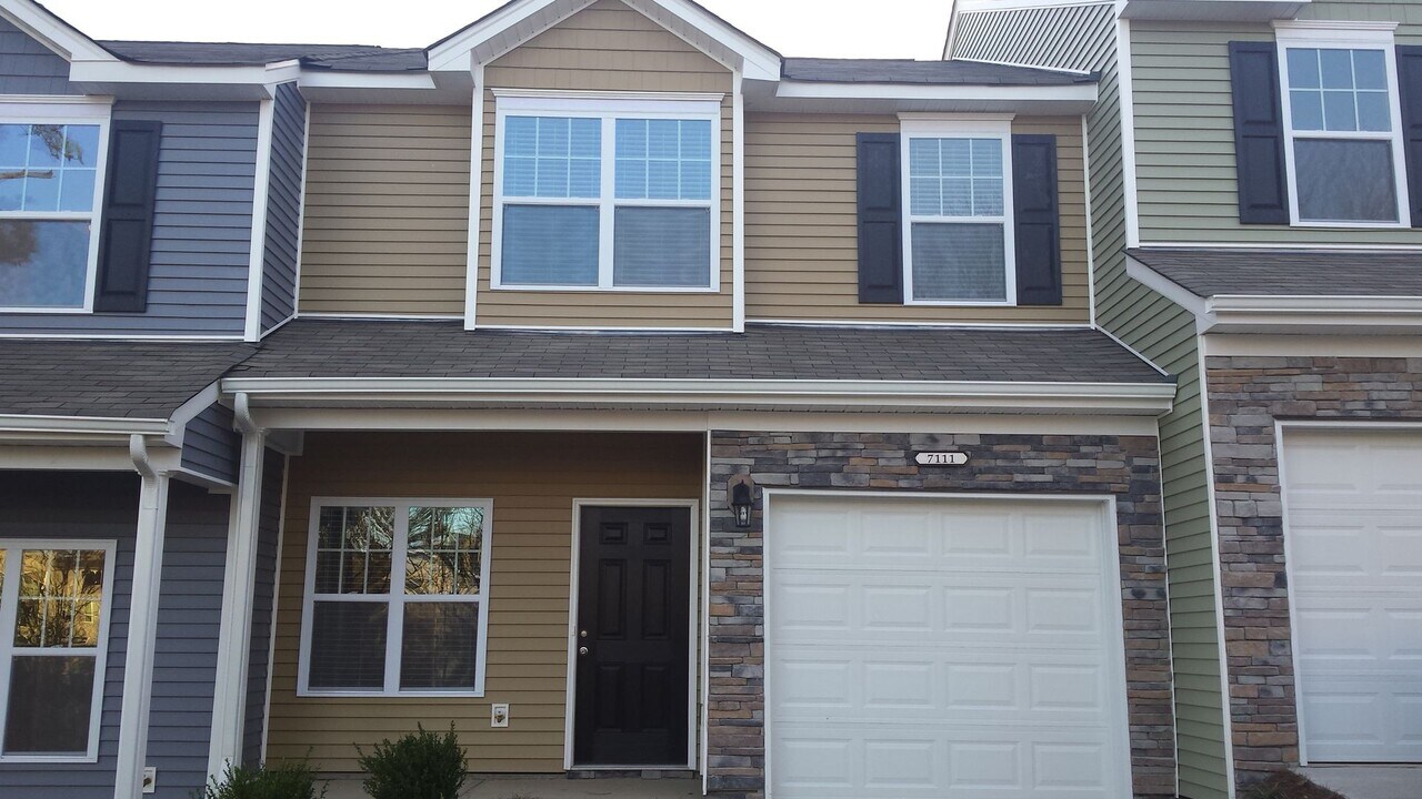7111 Adare Mews Rd in Charlotte, NC - Building Photo