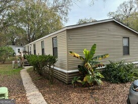 215 Lynn Dr in St. Marys, GA - Building Photo