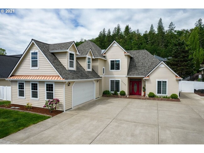 2398-2400 NW Canterbury Dr in Roseburg, OR - Building Photo - Building Photo