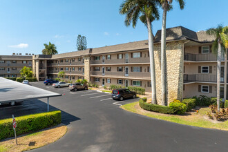 Country Club Manor in Naples, FL - Foto de edificio - Building Photo