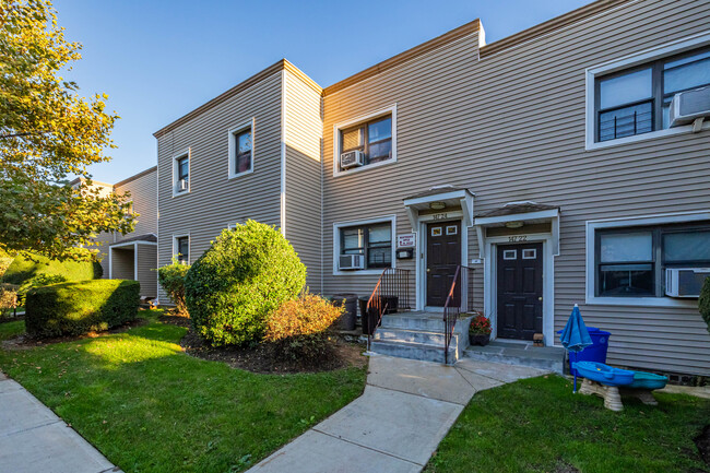 Kew Gardens Oasis Apartments in Flushing, NY - Building Photo - Building Photo