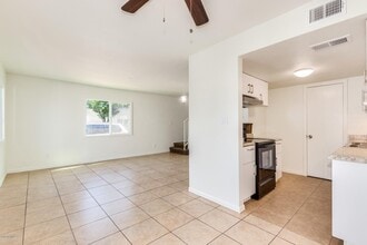 5243 N 42nd Pkwy in Phoenix, AZ - Building Photo - Building Photo