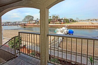 111 Edgewater Pl, Unit B in Newport Beach, CA - Building Photo - Building Photo
