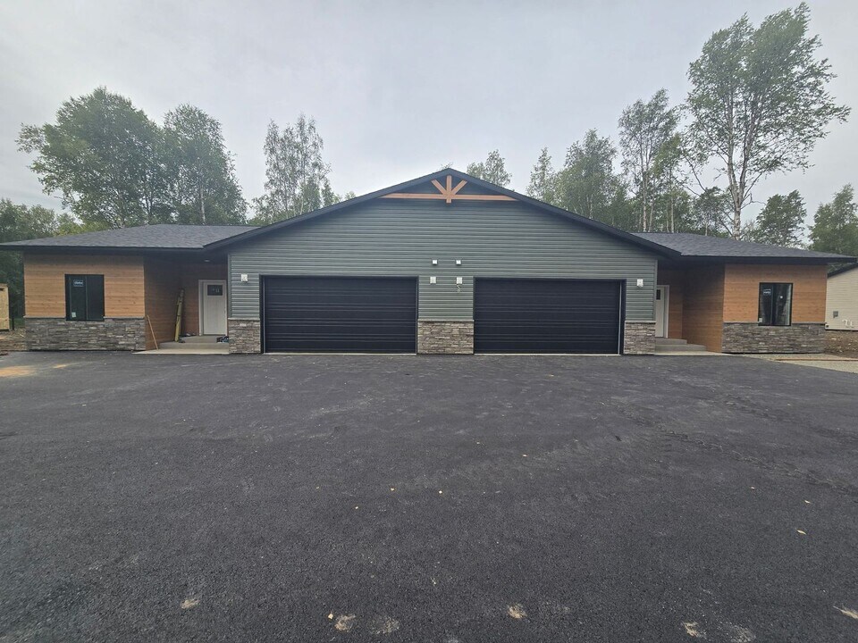 7472 N Paw St in Wasilla, AK - Building Photo