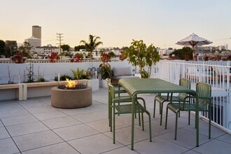 Comma Barrington Co-Living in Los Angeles, CA - Foto de edificio - Building Photo