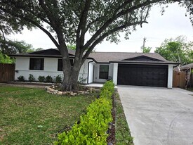 212 Stratmore Dr in Friendswood, TX - Building Photo
