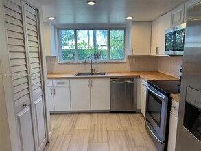 16226 SW 92nd Ave in Palmetto Bay, FL - Building Photo - Building Photo