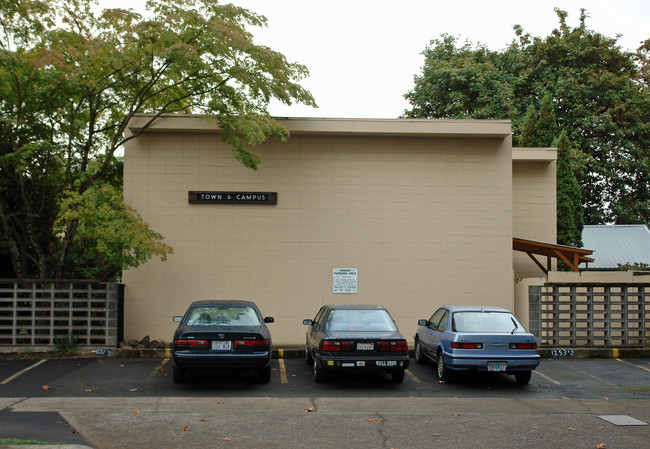 Town & Campus Apartments in Eugene, OR - Building Photo - Building Photo