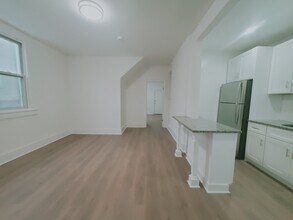 82 Lindale St, Unit 1 in Stamford, CT - Foto de edificio - Building Photo