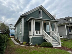 5511 Brooklyn Ave NE in Seattle, WA - Building Photo - Building Photo