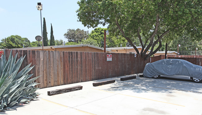 6935 Hoffman Ave in La Mesa, CA - Foto de edificio - Building Photo