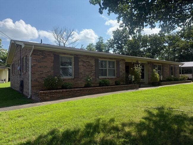 property at 1121 Woodside Dr