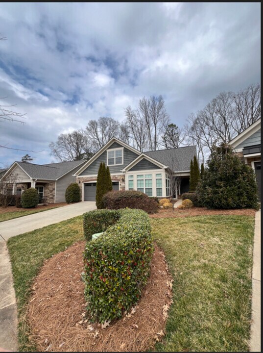 8011 Parknoll Dr in Huntersville, NC - Building Photo