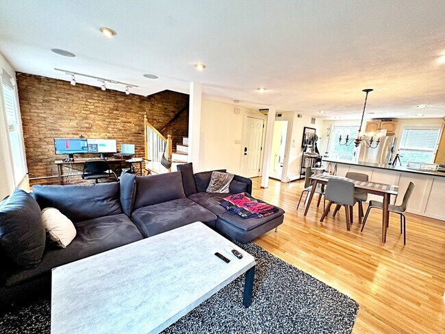 187 Everett St, Unit 2 in Boston, MA - Building Photo - Building Photo